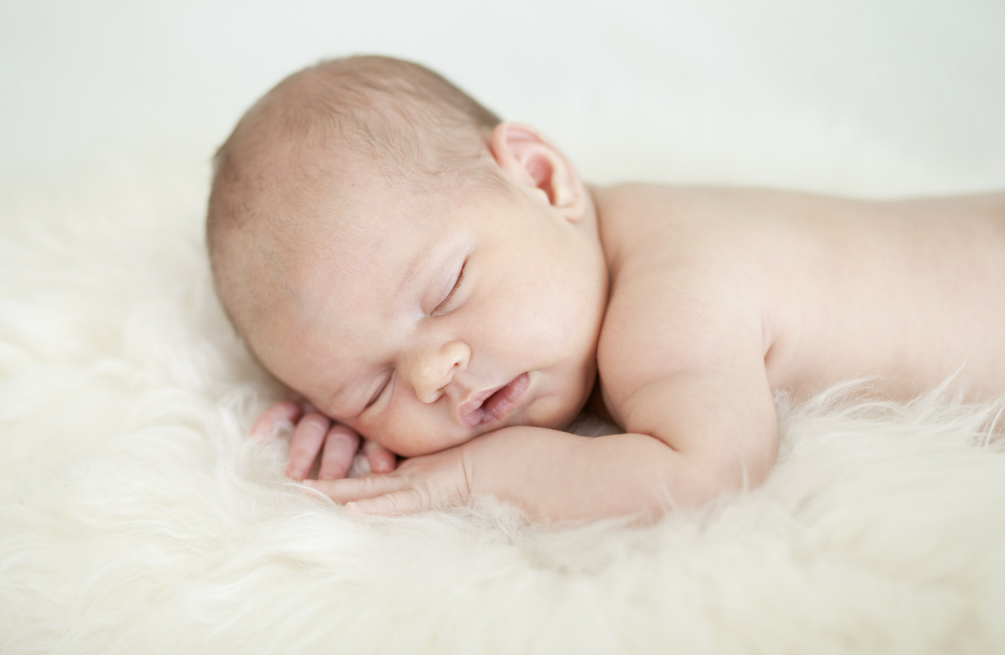 bayi tidur tengkurap, tips tidur bayi, risiko SIDS, usia tidur tengkurap, Bunda, si Kecil